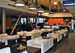 SHOWROOM AUTO - Bucuresti, ROMANIA – Arhitectura de interior